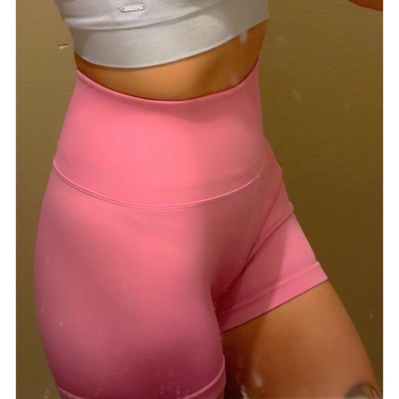 PINK Victoria's Secret - High Waisted Bubblegum Pink Shorts - Picture 4 of 4